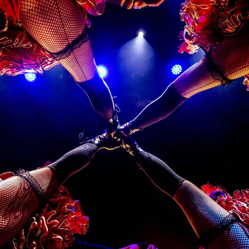 4 jambes de danseuses de French cancan vues du dessous