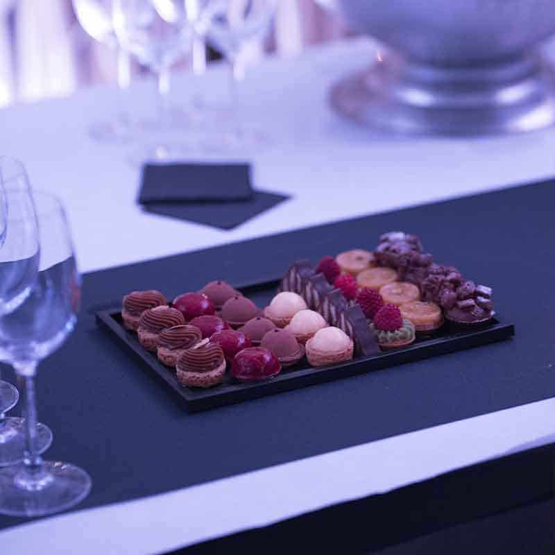 Cocktail de mignardises sucrées pour une réception de mariage