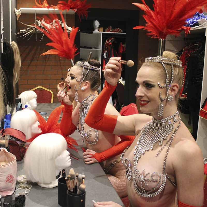 Deux danseuses dans les coulisses en plein séance de maquillage