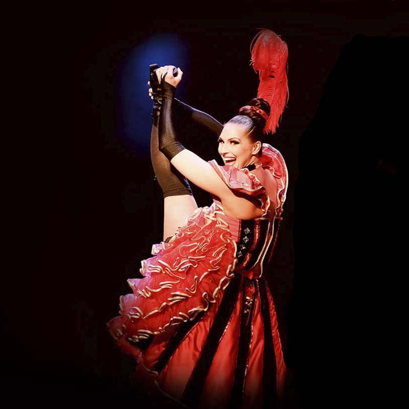 Danseuse de french cancan avec un pied en l'air