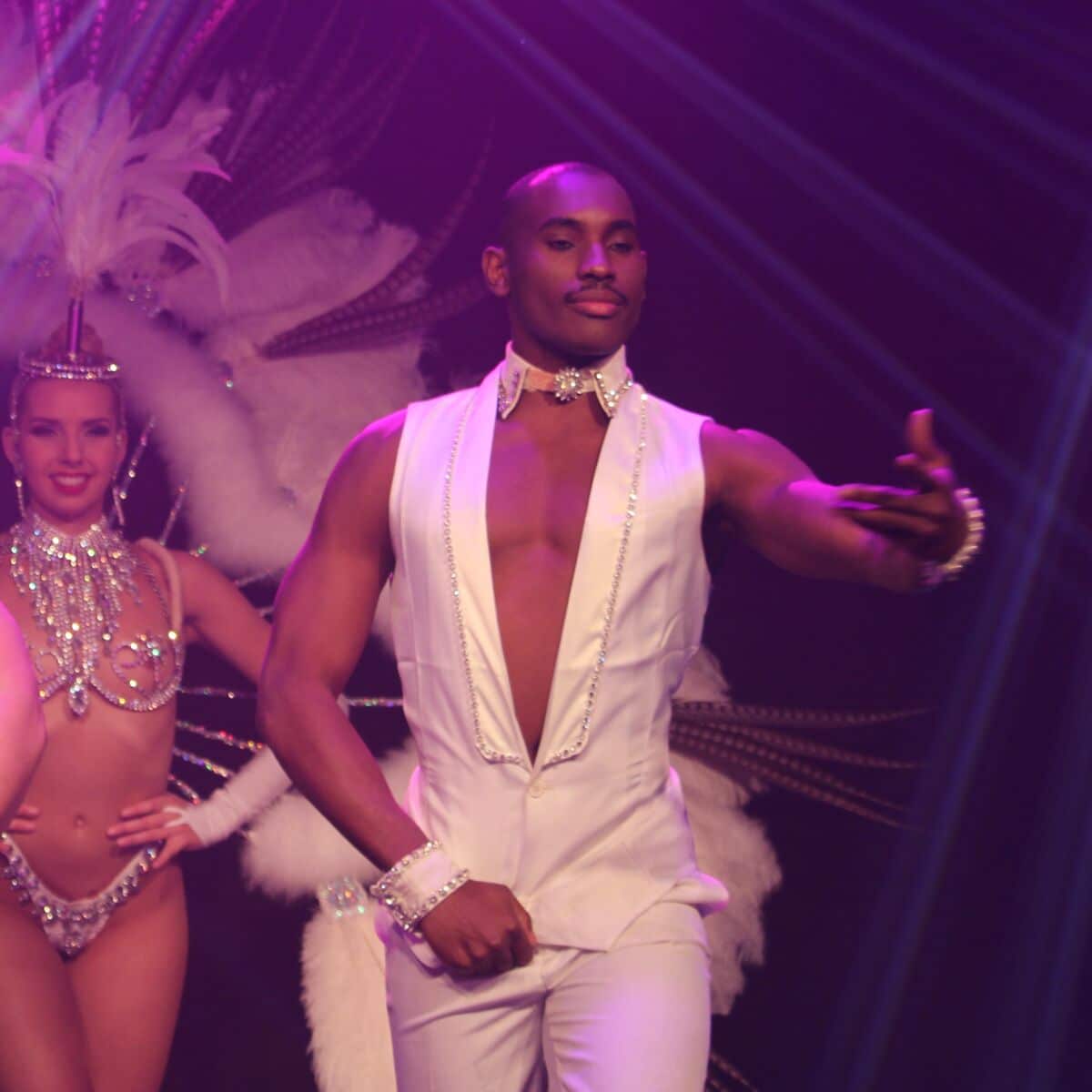 Danseur en tenue blanche au cours d'un spectacle