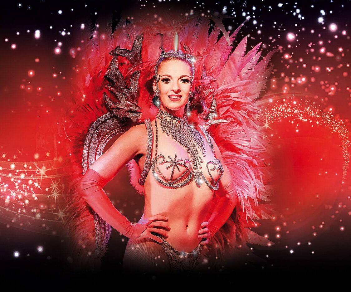 Danseuse du Cabaret avec une tenue à plumes argentée à paillettes sur fond rouge