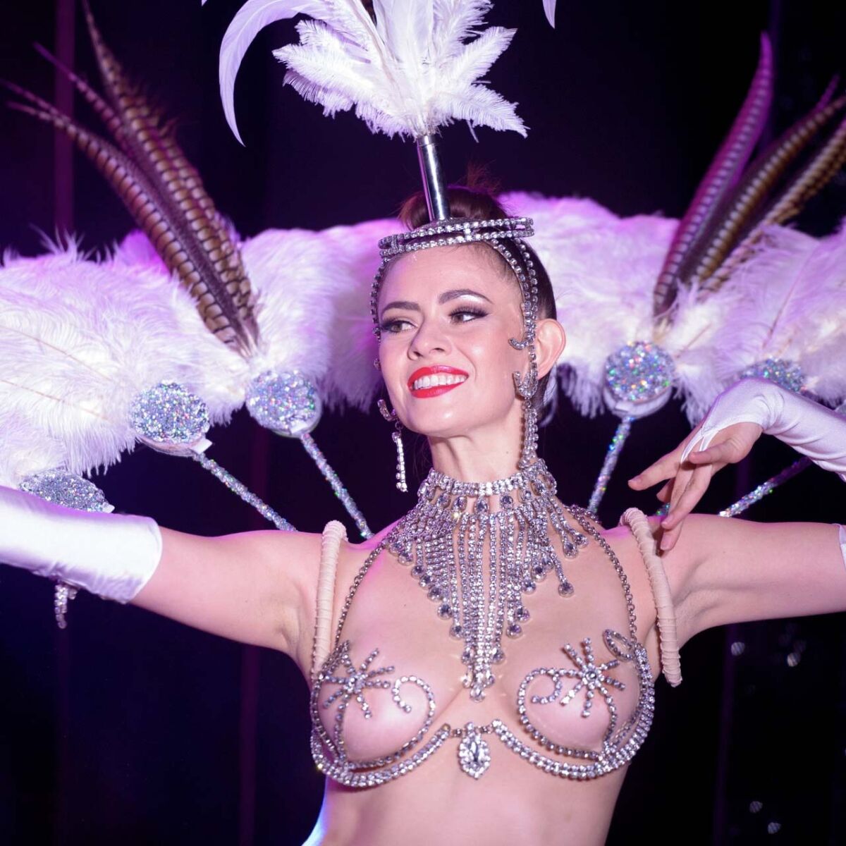 Kate danseuse du cabaret en tenue d'argent et plumes blanches