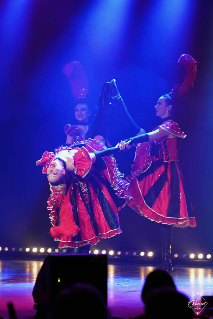 3 danseuses et 2 danseurs de French Cancan sur scène