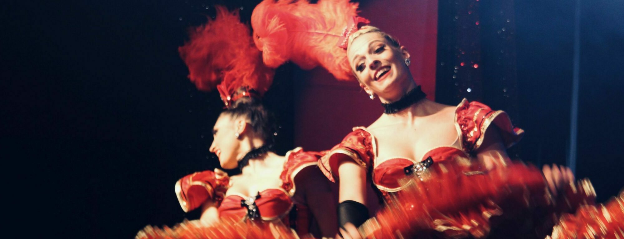 Jambes d'une danseuse de French Cancan