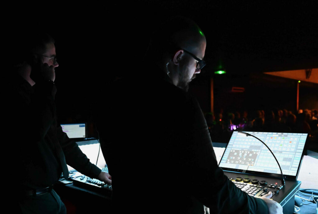 qui travaille dans un cabaret: Les techniciens mettent le spectacle en lumière