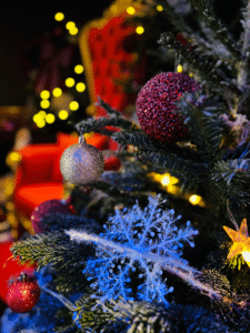 Sapin et boules de noël au Cabaret de Licques