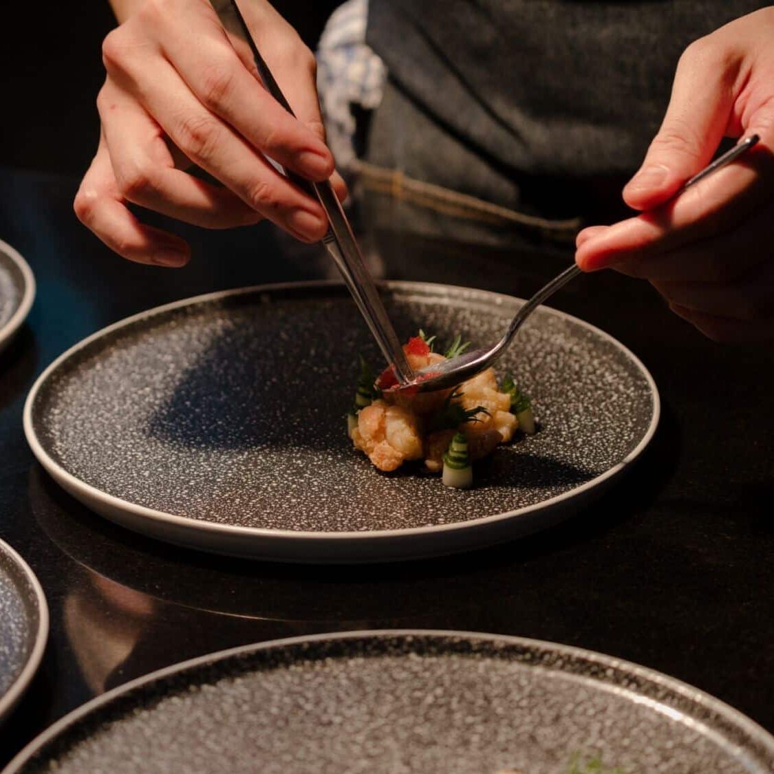 Un repas spectacle gastronomique avec des produits frais et locaux