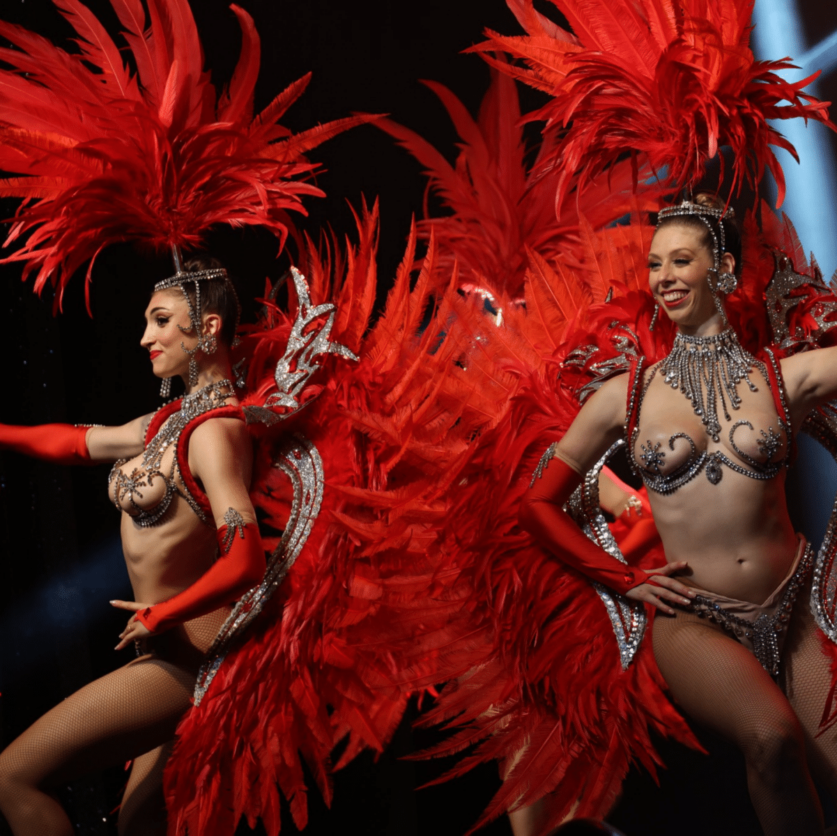 Danseuses de cabaret en plumes rouges lors d’un spectacle au Cabaret de Licques