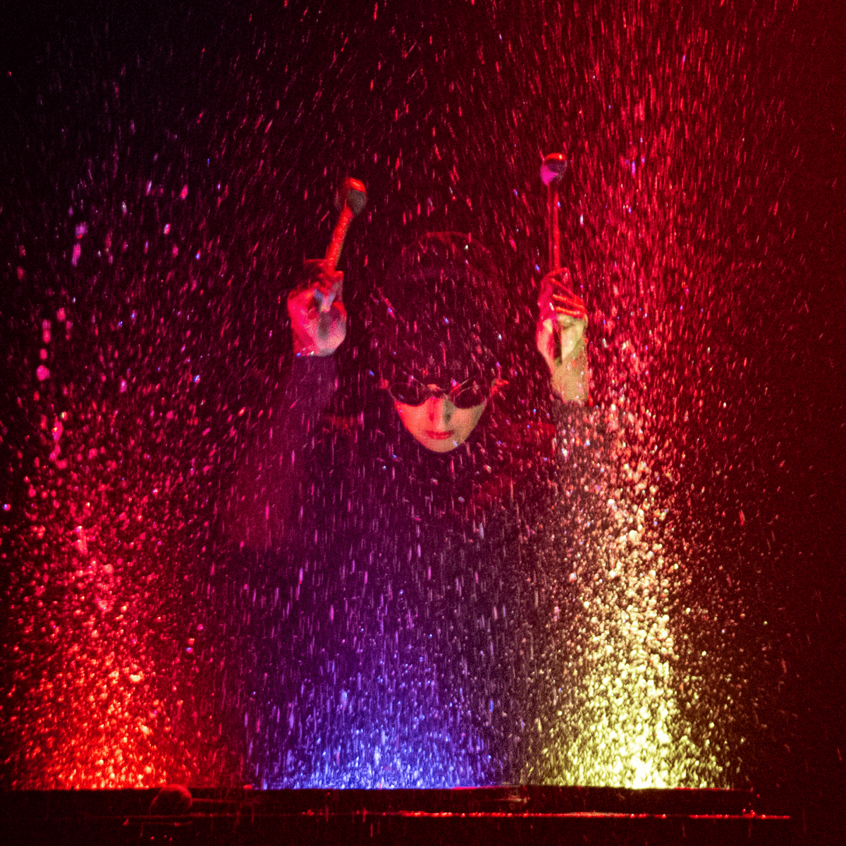 Martyn CHABRI en performance artistique avec son spectacle d’eau et tambour au Cabaret de Licques