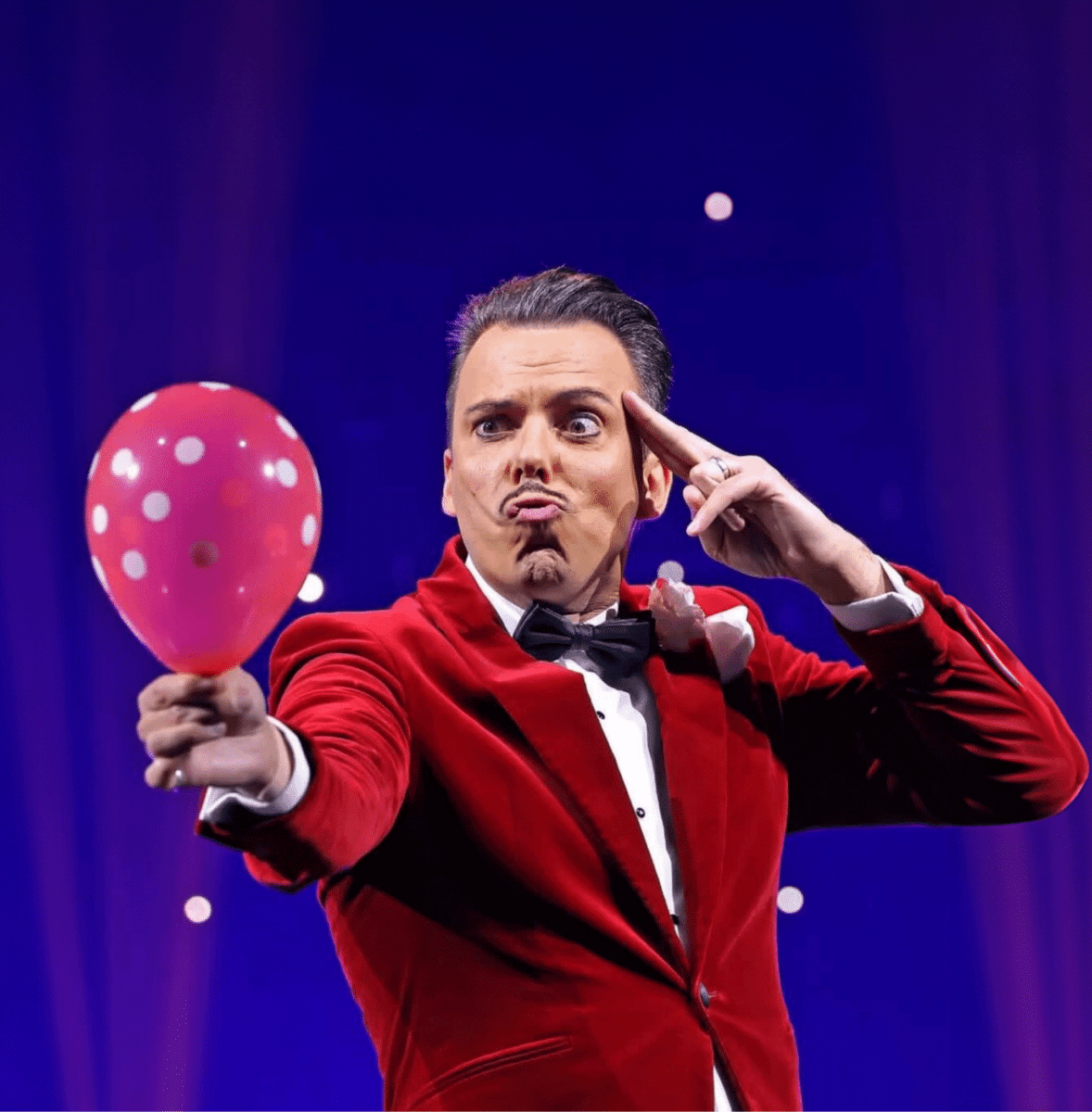 Pascal De Boer, artiste comique et showman au Cabaret de Licques lors du Réveillon 2025