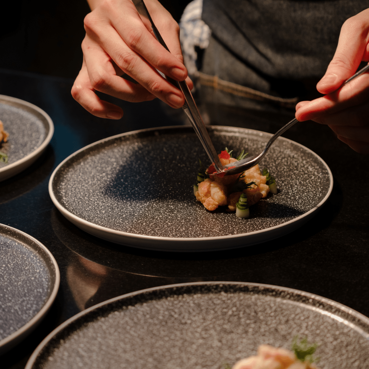 Dîner gastronomique avec produits frais lors du spectacle cabaret de Licques 2025