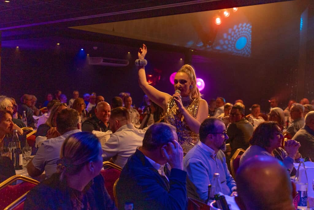 la chanteuse du cabaret dans le public 