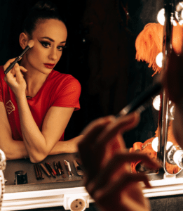 Maquillage cabaret en coulisses