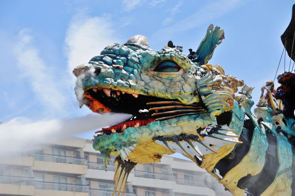Dragon de Calais offrant les promenades insolites et uniques en France