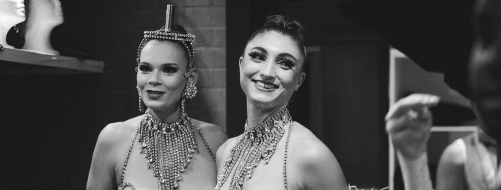 danseuses de cabaret en coulisses