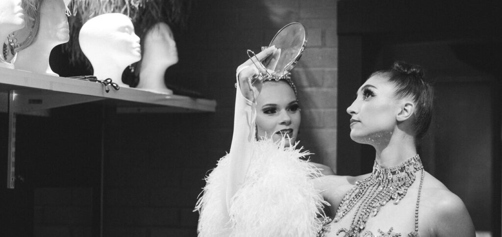 Danseuse de cabaret en loge qui regarde sa coiffure