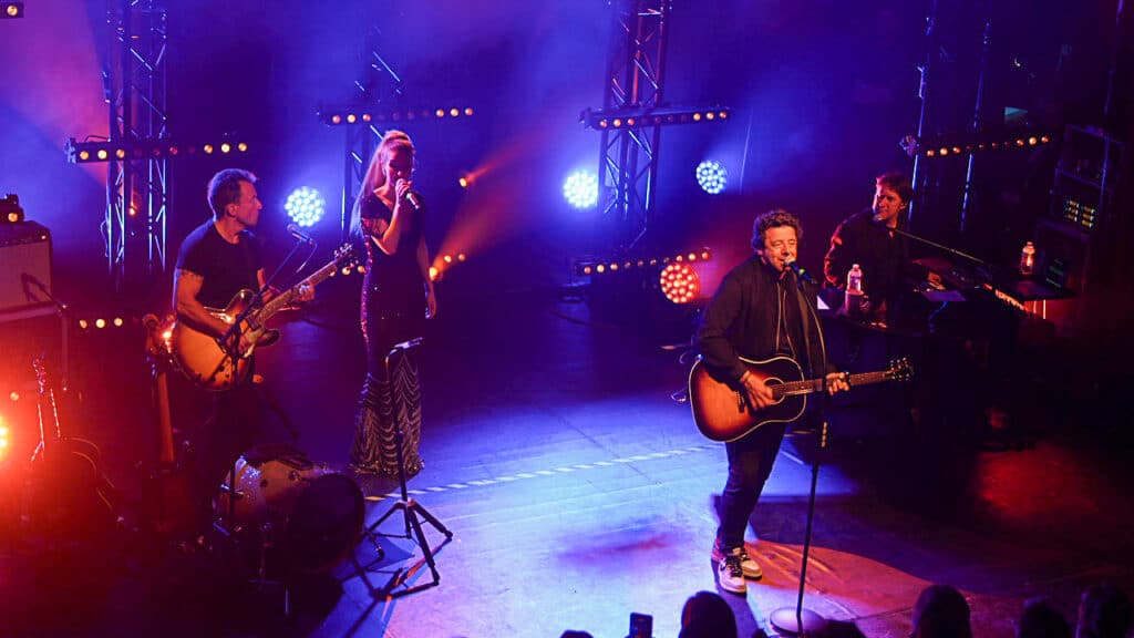 Chanteuse du Cabaret de Licques sur scène avec Patrick Bruel