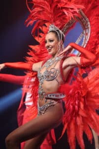 danseuse portant ses accessoires cabaret