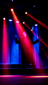 Lumière sur artiste de cabaret